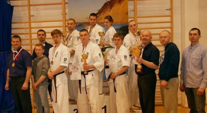 Toruński Klub Karate Kyokushin Drużynowym Mistrzem Polski Seniorów i Juniorów 17-18lat PFKK